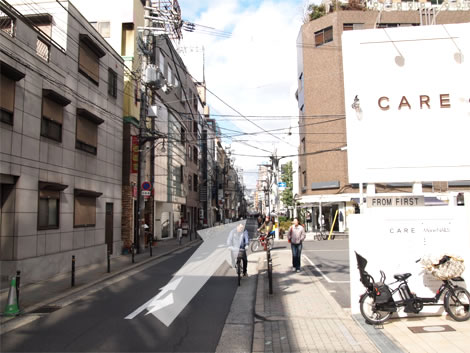 10、右手の美容室の看板をさらに進みます。