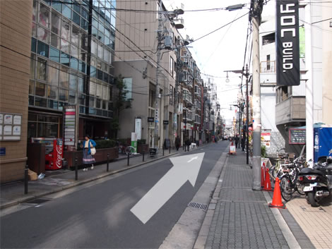 11、この通りを直進してください。