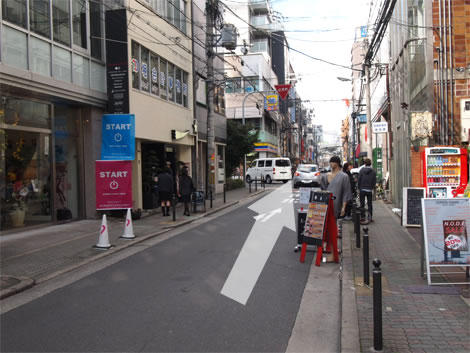 12、左にコンビニが見えてきます。