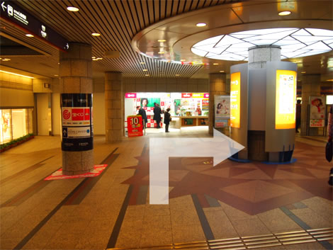 2、2番出口をすぐ右(四ツ橋駅方面に)