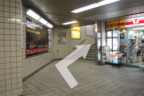 3、ヤマザキショップを左に上がります。