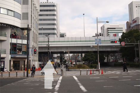 7、信号を渡ってください。