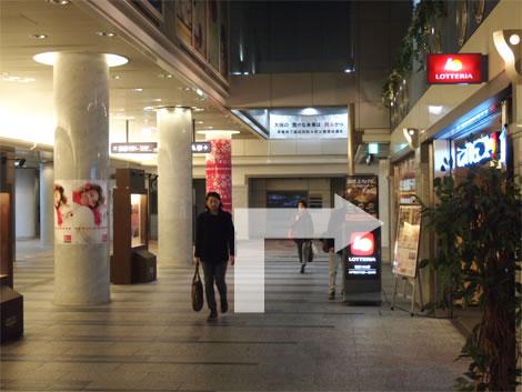 4、右手にスターバックスを越えて右に曲がります。